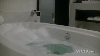 Vid slim model strips in the woods