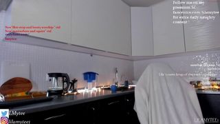 lilamytee1 vicious slut squeezes shaved pussy
