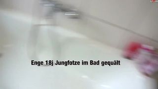 Jungfotze Naked on the bed