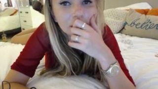 anaariana Busty chick sucks dildo