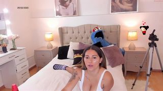 missniley24 prefers bat instead dildo