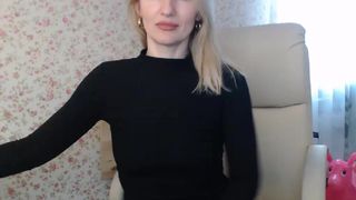 mallinia wonderful woman shows big tits