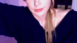 alexis hot babe gently jerks pussy