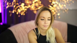 meow_s nude swell rubs the vagina