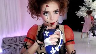 gingermfc to the cute chick rubs her clit