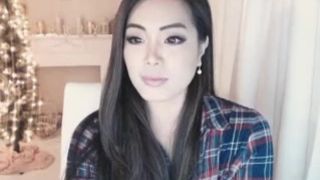 bunni_ babe masturbates with phallus
