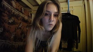 zoe_kitty666 sexy lady caresses pussy