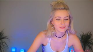 kirsten_xxx  big boobed chick jerking off her cunt