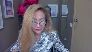 golden_n hot bitch sucks dildos