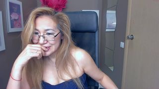golden_n cute queen sucking penis