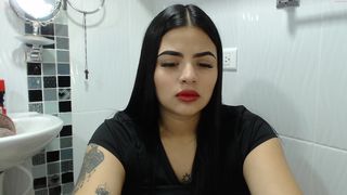 sweet_samantha_ gorgeous model tightly stretches both holes.