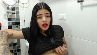 sweet_samantha_ gorgeous model tightly stretches both holes.