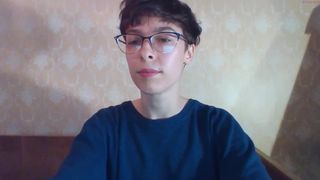 summer_nextdoor incredible bitch shows off her delicious ass.