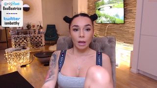 squirtbetty sexually jerking pussy