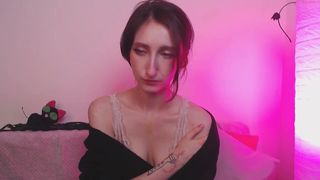 helll_kitty whore chick sucks penis gentleman