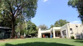 gl1tter_barbie gorgeous model tightly stretches both holes.