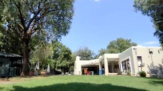 gl1tter_barbie gorgeous model tightly stretches both holes.