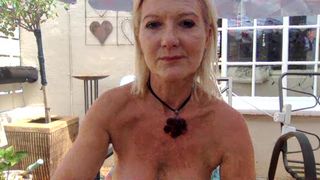 gl1tter_barbie the obstinate queen pulls the cap