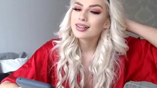 kissofacobra Lustful chick gets fucked by sex toy