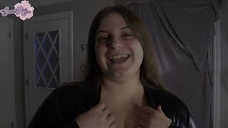 Sarah Rae posing naked