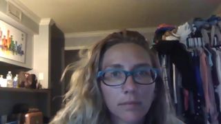 vernspice black-haired beauty pulls sex lips