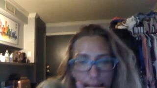 vernspice black-haired beauty pulls sex lips