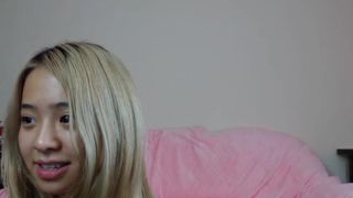 ji_yeon cute prostitute fingering with sex toys