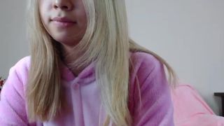 ji_yeon gracious chica shows gorgeous body