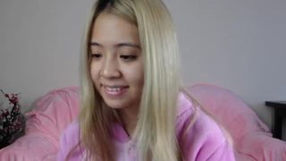 ji_yeon gorgeous babe licks dildo