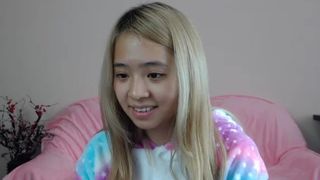 ji_yeon desired woman fucks herself with fingers