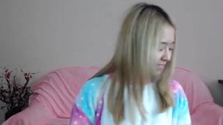 ji_yeon desired woman fucks herself with fingers