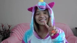 ji_yeon desired woman fucks herself with fingers