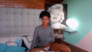 isaa_crown hot babe fucks cunt