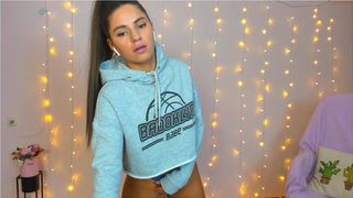 vikki_walker pretty lady puts on juicy vagina