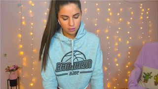 vikki_walker pretty lady puts on juicy vagina