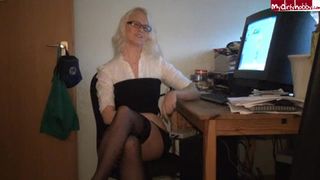 blondehexe Creampiefotze der B??roschlampe gefickt!