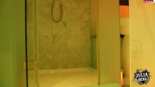 mydirtyhobby Julia-Herz Dusche von zickiger Freundin vollgepisst