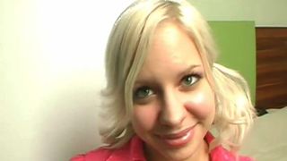 18 J?фhrige Daniella strippt und l?ф??t sich fingern PornoLab.Net