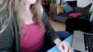 1000tingles runet wriggles in front of webcam