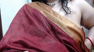 indiansexypooja2 lustful bitch demonstrates shaved holes