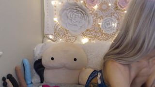 fit_american_girl to the cute chick rubs her clit