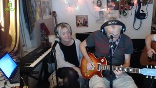 win2win cool skinny rubs her lips sex