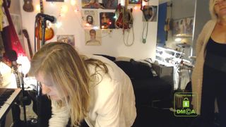 win2win cute sluts fuck sex toys