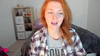 haylee_love naughty babe masturbates pussy