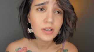 sugar_troubl3 masturbates in front of the webcam