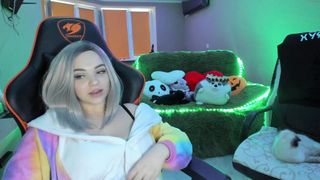 sexyalice1997 passionate chick fucks pussy