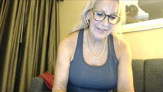 fitcougarcb lady jerks off pussy and moans