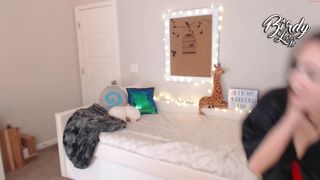 birdylovesit gorgeous hottie shows off beautiful boobs