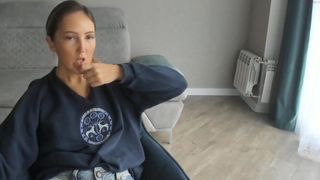 ameli_xs busty babe gently caresses her pussy