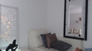 lulu_lopez sultry woman fiercely jerks her pussy